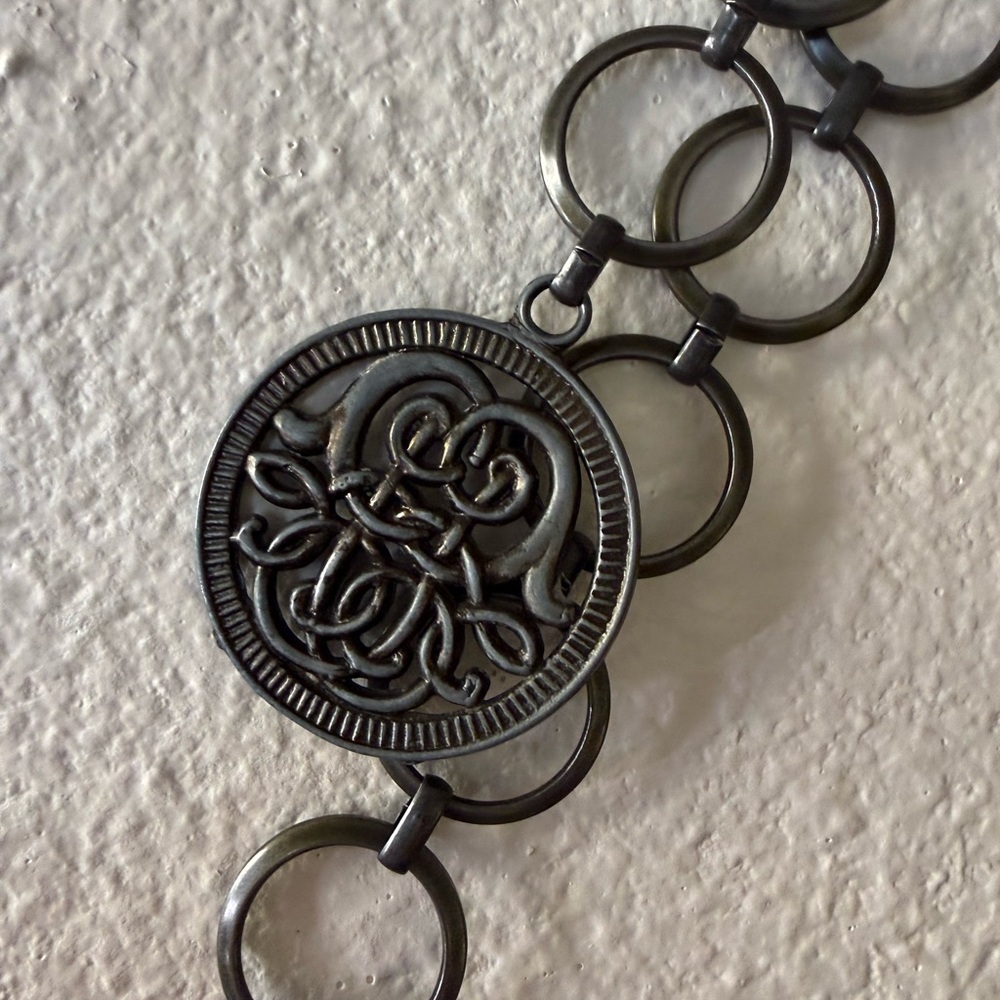 Antique-Style Round Medallion Link Belt in Dark Gunmetal